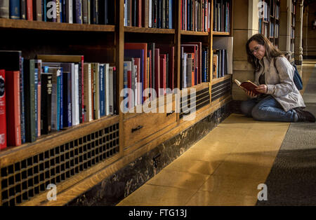 Seattle, Kalifornien, USA. 21. März 2016. CAROLE Industrie-und Handelskammern, Placentia, Kalifornien, ist in einem Buch im Lesesaal der University of Washington Suzzallo Library vertieft. Die Absolvent Lesesaal ist wirklich eine große Halle, komplett mit atemberaubenden Glasfenster. Seine unverwechselbare aussehen, erinnert an die großen Hallen der Colleges von Oxford und Cambridge, wird auch gesagt, wurden inspiriert durch ehemalige University of Washington Präsident Henry Suzzallo erklärten glauben, dass Universitäten '' Kathedralen des Lernens"sein sollte. CHAMBERS, einer Grundschule Logopädin ist in den Frühlingsferien Urlaub Stockfoto