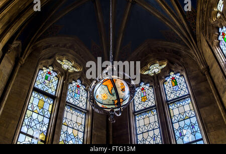 Seattle, Kalifornien, USA. 21. März 2016. Die University of Washington Suzzallo Library Lesesaal ist wirklich eine große Halle, komplett mit atemberaubenden Glasfenster. Ihr unverwechselbare aussehen, erinnert an die großen Hallen von Oxford und Cambridge Hochschulen soll auch von ehemaligen Universität von Washington Präsident Henry Suzzallo erklärten Glauben inspiriert worden sein, die Universitäten sollten '' Kathedralen des Lernens. © Bruce Chambers/ZUMA Draht/Alamy Live-Nachrichten Stockfoto