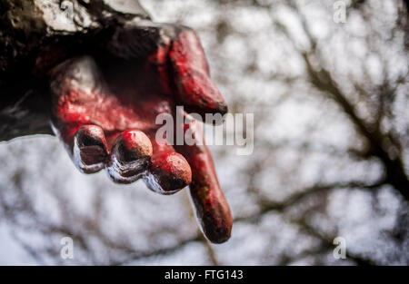 Seattle, Kalifornien, USA. 21. März 2016. Eine 16-Fuß-Bronze-Skulptur des kommunistischen revolutionär Vladimir Lenin befindet sich im Stadtteil Fremont von Seattle, Washington. Die Statue ist mit roter Farbe auf das blutige Erbe Lenins symbolisieren verwüstet. Ursprünglich installiert in der Tschechoslowakei im Jahr 1988, wurde die Skulptur des bulgarischen Bildhauers Emil Venkov, entfernt nach der Samtenen Revolution und später gekauft und ein amerikanisches Englisch-Lehrer in die USA gebracht. © Bruce Chambers/ZUMA Draht/Alamy Live-Nachrichten Stockfoto