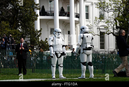 Washington, DC. 28. März 2016. Storm Troopers aus dem Film StarWars beteiligen sich an der White House Easter Egg Roll auf dem South Lawn des weißen Hauses 28. März 2016 in Washington, DC. Bildnachweis: Olivier Douliery/Pool über CNP - NO WIRE SERVICE - © Dpa/Alamy Live-Nachrichten Stockfoto