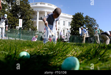 Washington, DC. 28. März 2016. Ein junger Teilnehmer rollt Eiern während der White House Easter Egg Roll auf dem South Lawn des weißen Hauses 28. März 2016 in Washington, DC. Bildnachweis: Olivier Douliery/Pool über CNP - NO WIRE SERVICE - © Dpa/Alamy Live-Nachrichten Stockfoto