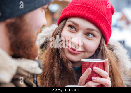 Schöne junge Paar heißen Kaffee trinken im Freien im winter Stockfoto