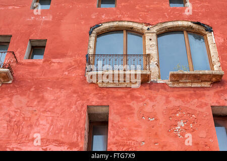 Rote Fassade Gebäude in Dalt Vila in Ibiza-Ibiza, Balearen, Spanien. Stockfoto