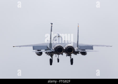 F-15E Strike Eagle landet auf dem RAF Lakenheath. Stockfoto