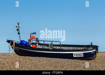 Angelboot/Fischerboot ruht auf die Schindel auf der North Norfolk-Küste. Stockfoto