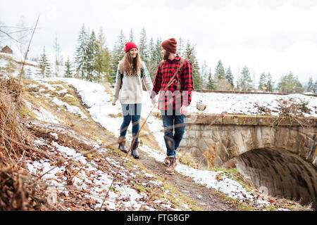 Schöne glückliche junge Paar Hand in Hand und walking im Freien im Winter zusammen Stockfoto