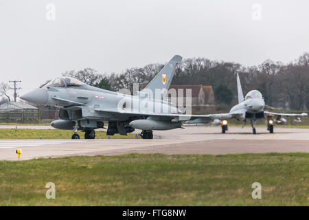 Paar von Taifun Taxi auf der Startbahn in RAF Coningsby. Stockfoto