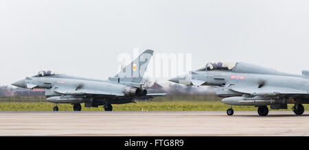 Taifun paar sitzen am Ende der Landebahn in RAF Coningsby warten, abzuweichen. Stockfoto