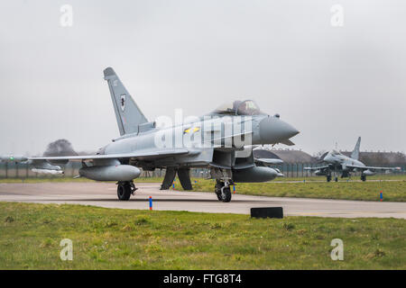 Taifun Duo Rollen heraus auf den Laufsteg an RAF Coningsby. Stockfoto