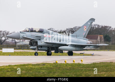 Eine RAF Taifun betritt der Startbahn in RAF Coningsby. Stockfoto