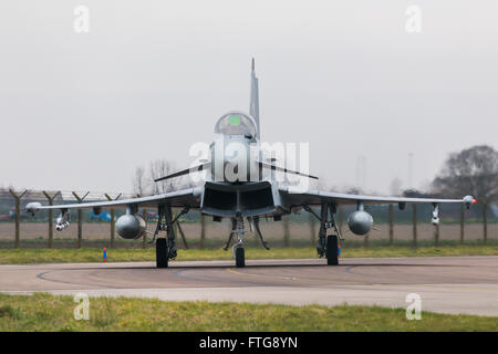 Ein Taifun Kampfjet-Gesicht auf mit der Kamera wie es nähert sich die Start-und Landebahn. Stockfoto