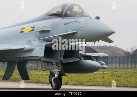 Ein Taifun übergibt mir auf dem Taxiway auf dem Weg zur Startbahn für den Start. Stockfoto
