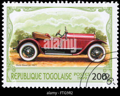 BUDAPEST, Ungarn - 18. März 2016: eine Briefmarke gedruckt in Togo zeigt Retro-Auto Stutz Bearcat, 1921, circa 1999. Stockfoto