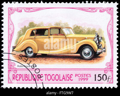 BUDAPEST, Ungarn - 18. März 2016: eine Briefmarke gedruckt in Togo zeigt Retro-Auto Rolls-Royce, 1950, circa 1999. Stockfoto