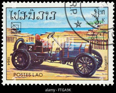 BUDAPEST, Ungarn - 18. März 2016: eine Briefmarke gedruckt in Laos zeigt Oldtimer, Bugatti, ca. 1984 Stockfoto