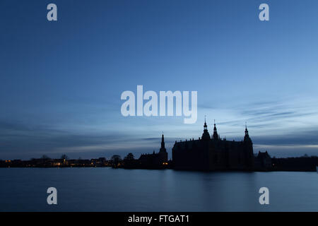 Silhouette-Foto von Schloss Frederiksborg in Hillerod, Dänemark. Stockfoto