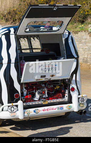 1963 Schwarz-Weiß Volkswagen Wohnmobil VW Wohnmobil geparkt auf Promenade in Bournemouth, Dorset UK im März Stockfoto