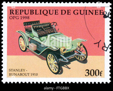 BUDAPEST, Ungarn - 18. März 2016: eine Briefmarke gedruckt in Guinea zeigt Oldtimer, Stanley-Runabout 1910, ca. 1998 Stockfoto