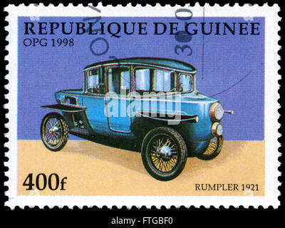 BUDAPEST, Ungarn - 18. März 2016: eine Briefmarke gedruckt in Guinea zeigt Oldtimer, Rumpler 1921, ca. 1998 Stockfoto