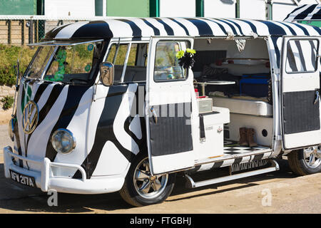 1963 schwarz-weißer Volkswagen Wohnmobil VW Wohnmobil geparkt an der Promenade mit offenen Türen in Bournemouth, Dorset UK im März Stockfoto