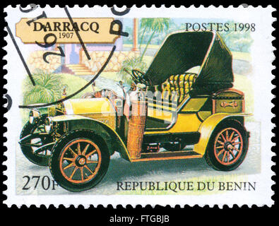 BUDAPEST, Ungarn - 18. März 2016: eine Briefmarke gedruckt in Benin zeigt Darracq Phaeton, 1907, ca. 1998. Stockfoto