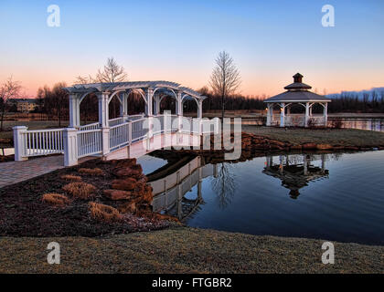 Teich, Pavillon und Steg in den frühen Morgenstunden Stockfoto