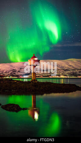 Aurora Borealis tanzen über Fjord, Tromsö Nordnorwegen Stockfoto