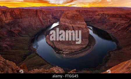 Der Colorado River umfließt Horseshoe Bend in Page, Arizona, Zeitraffer Stockfoto