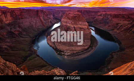 Der Colorado River umfließt Horseshoe Bend in Page, Arizona, Zeitraffer Stockfoto