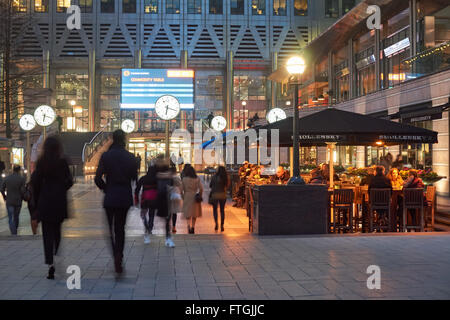 Reuters Plaza in der Abenddämmerung, Canary Wharf, London England Vereinigtes Königreich UK Stockfoto