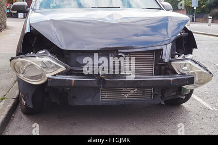 Fahrzeug bei Unfall beschädigt Stockfoto