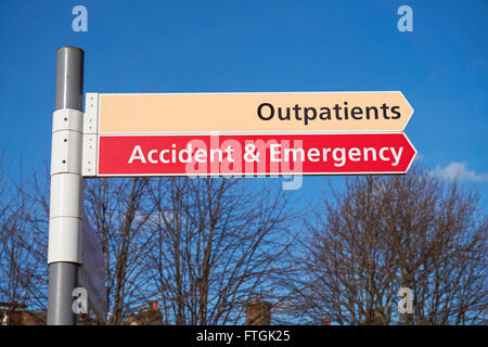 Unfall- und Notfall-Wegweiser am Whipps Cross University Hospital, London England Vereinigtes Königreich UK Stockfoto