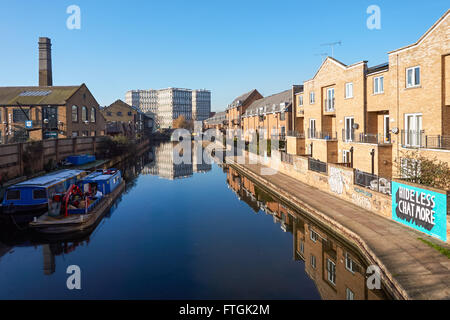 Gehäuse auf die Hertford Union Canal oder Duckett Canal, Tower Hamlets, London England Vereinigtes Königreich UK Stockfoto