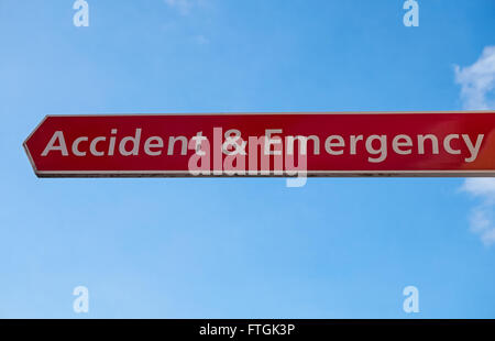 Unfall- und Notfall-Wegweiser am Whipps Cross University Hospital, London England Vereinigtes Königreich UK Stockfoto