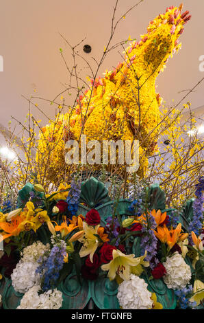 Macys jährliche Blumenschau: Nahaufnahme von das Herzstück, die eine Nachbildung der Statue of Liberty ist Fackel aus Blumen Stockfoto