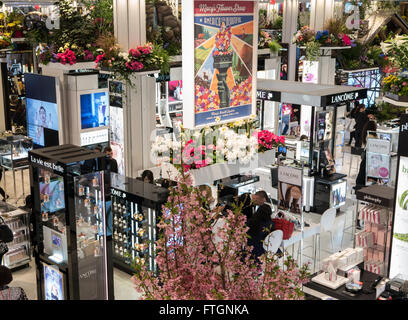 Macys jährliche Blumenschau: Blick auf das Innere des Ladens Kosmetikabteilung dekoriert mit Blumen und Pflanzen Stockfoto