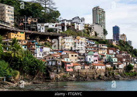 Favela in der Unterstadt in der Nähe von Museum of Modern Art, Salvador, Bahia, Brasilien Stockfoto