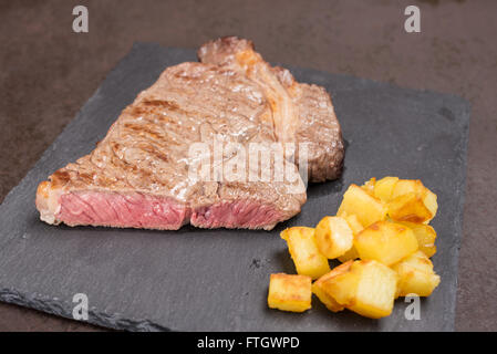 Geröstete trocken im Alter von Rib-Eye-Rindersteak mit Bratkartoffeln Stockfoto