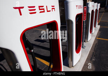 Tesla Motors aufladen Einheiten in Kings Cross Outlet Mall in in Kingston, Ontario, auf Dienstag, 3. November 2015. Stockfoto