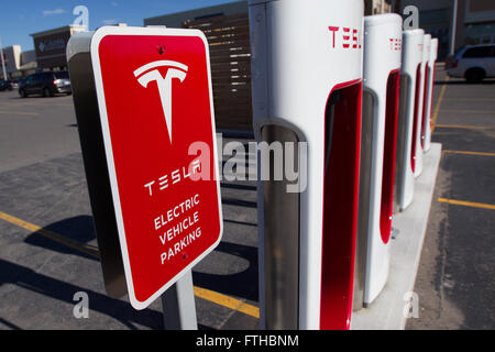 Tesla Motors aufladen Einheiten in Kings Cross Outlet Mall in in Kingston, Ontario, auf Dienstag, 3. November 2015. Stockfoto