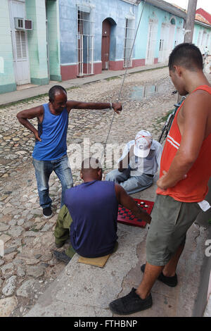 Kuba - September 2011: Trinidad, Schachspieler auf der Straße Stockfoto