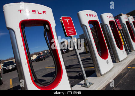 Tesla Motors aufladen Einheiten in Kings Cross Outlet Mall in in Kingston, Ontario, auf Dienstag, 3. November 2015. Stockfoto