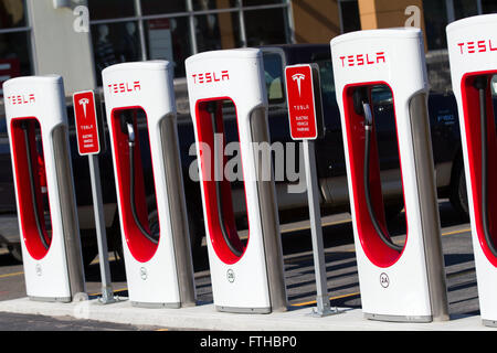 Tesla Motors aufladen Einheiten in Kings Cross Outlet Mall in in Kingston, Ontario, auf Dienstag, 3. November 2015. Stockfoto