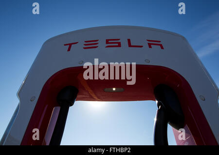 Tesla Motors aufladen Einheiten in Kings Cross Outlet Mall in in Kingston, Ontario, auf Dienstag, 3. November 2015. Stockfoto