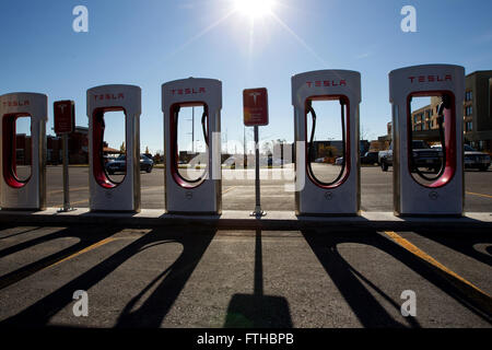 Tesla Motors aufladen Einheiten in Kings Cross Outlet Mall in in Kingston, Ontario, auf Dienstag, 3. November 2015. Stockfoto