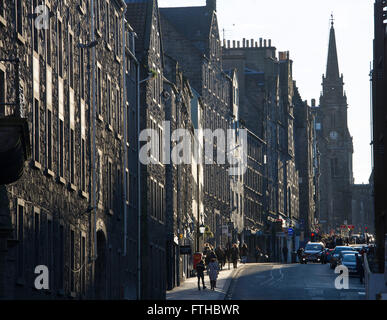 28.03.2016. Die Royal Mile/Canongate, High Street, Edinburgh. Blick von der Canongate auf der Royal Mile in Richtung Tron Kirk. Stockfoto