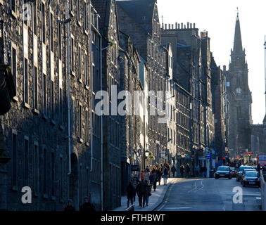 28.03.2016. Die Royal Mile/Canongate, High Street, Edinburgh. Blick von der Canongate auf der Royal Mile in Richtung Tron Kirk. Stockfoto