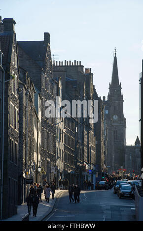28.03.2016. Die Royal Mile/Canongate, High Street, Edinburgh. Blick von der Canongate auf der Royal Mile in Richtung Tron Kirk. Stockfoto