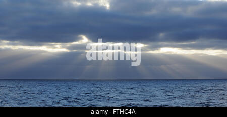 CREPUSCULAR Rays erscheinen, wie die Sonne durch gebrochene Wolke über den südlichen Ozean in der Nähe der Süd-Orkney-Inseln bricht. Stockfoto