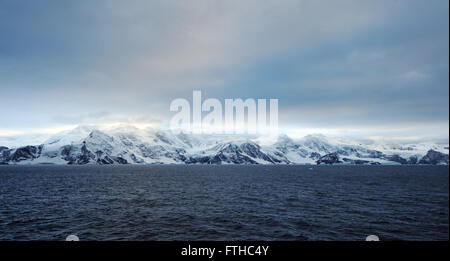 Gewitterhimmel über dem Schnee bedeckt Berge und Gletscher der Krönung Insel.  Süd-Orkney-Inseln, Antarktis Stockfoto